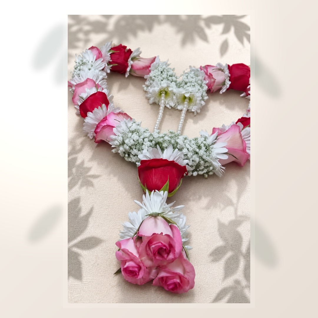 Natural blush and ruby rose garland with white daisies